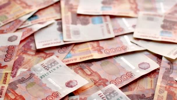 Банкноты российских рублей номиналом пять тысяч, вид сверху. Деньги — стоковое видео