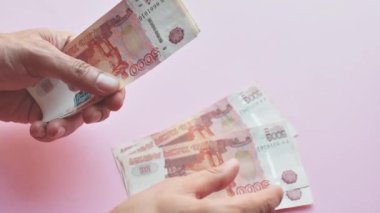 Zengin Rus banknotları 5000 ruble çok para ve açık notlar için bir yer. Adam Sayıyor