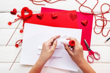 Sevgililer Günü geçmişi. Kalpli sevgililer günü kartı. Çocuklar için arama.