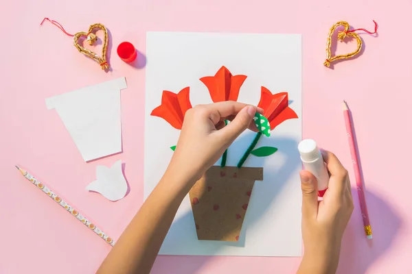 Presente de crianças de Aniversário ou Dia de Mães. Como fazer flor de papel do cartão de saudação. Projeto de arte criativa simples. Instruções passo a passo. Imagens De Bancos De Imagens