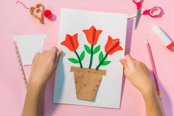 Подарок детям на День рождения или День матери. Как сделать бумажный цветок для поздравительной открытки. Простой творческий проект. Шаг за шагом инструкции. Лицензионные Стоковые Изображения