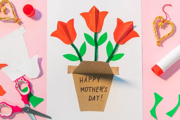 Çocuklar için doğum günü ya da anneler günü hediyesi. Tebrik kartı için nasıl kağıt çiçek yapılır. Basit yaratıcı sanat projesi. Adım adım talimatlar. — Stok fotoğraf