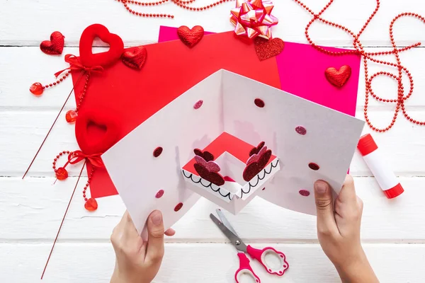Dia dos Namorados fundo. Cartão Valentine com coração. DIY para crianças. — Fotografia de Stock