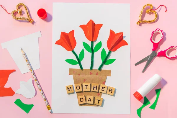 Children gift for Birthday or Mothers Day. How to make paper flower for greeting card. Simple creative art project. — Stok fotoğraf