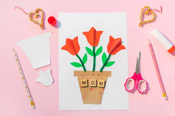 Çocuklar için doğum günü ya da anneler günü hediyesi. Tebrik kartı için nasıl kağıt çiçek yapılır. Basit yaratıcı sanat projesi. Adım adım talimatlar. Basit kağıt uygulamaları.