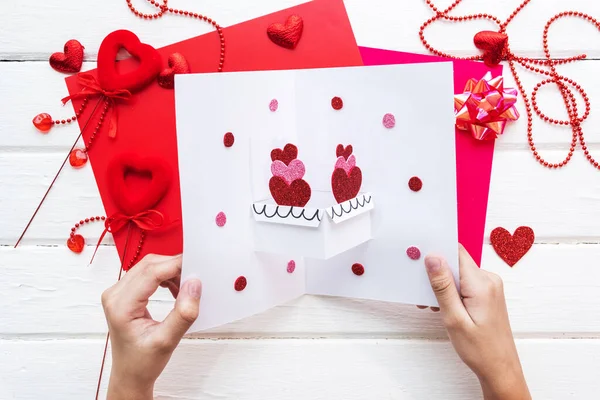 Fondo del día de San Valentín. Tarjeta San Valentín con corazón. DIY para niños. —  Fotos de Stock