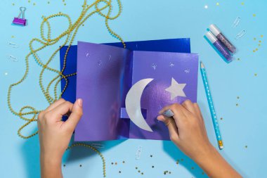 Altın hilal ve yıldızlı Diy Ramazan kareem kartı. Hediye fikri, dekor Ramazan Kareem. Adım adım. Üst Manzara. İşlemci çocuk işi. Atölye.