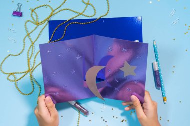 Gümüş hilal ve yıldızlı Diy Ramazan Kareem. Hediye fikri, dekor Ramazan Kareem. Adım adım. Üst görünüm.