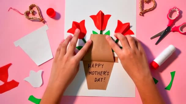 Prezent dla dzieci na urodziny lub Dzień Matki. Dziewczyna otwiera kartę na Dzień Matki. — Wideo stockowe
