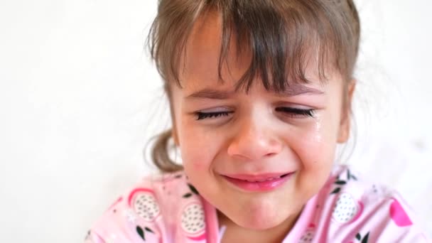 Vídeo retrato da menina criança chorando com a boca bem aberta e rasga o rosto. Isolado em fundo branco. Conceito de infância. — Vídeo de Stock