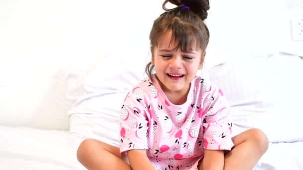 Videoportret van een klein peutermeisje huilend met een wijd open mond en tranen in haar gezicht. Geïsoleerd op witte achtergrond. Het begrip "jeugd". — Stockvideo
