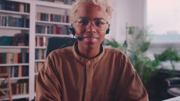 Nő headset nézi kamera tárgyalási projekt részleteit kollégákkal — Stock videók