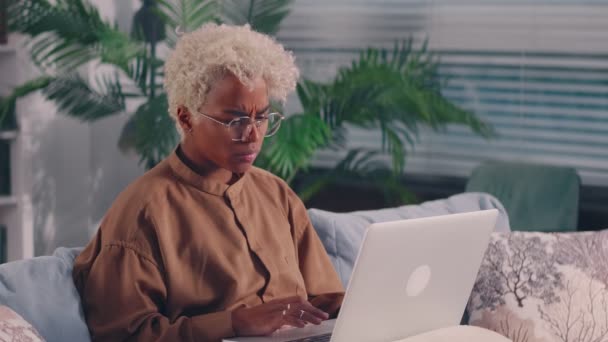 Femme africaine bouleversée utilisant ordinateur portable se sentent frustrés fou de problème informatique — Video