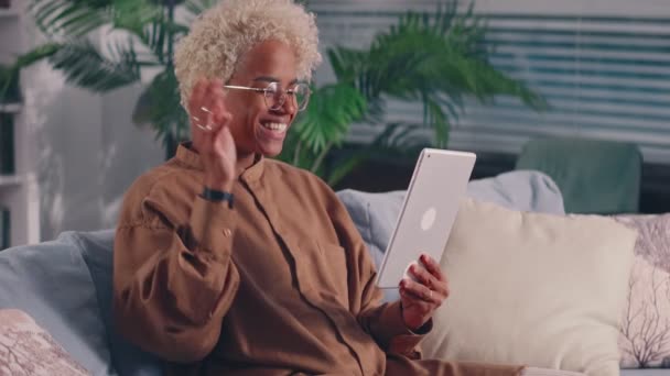 Afroamerikanerin mit Tablet in der Hand hält Webkameraaufruf — Stockvideo
