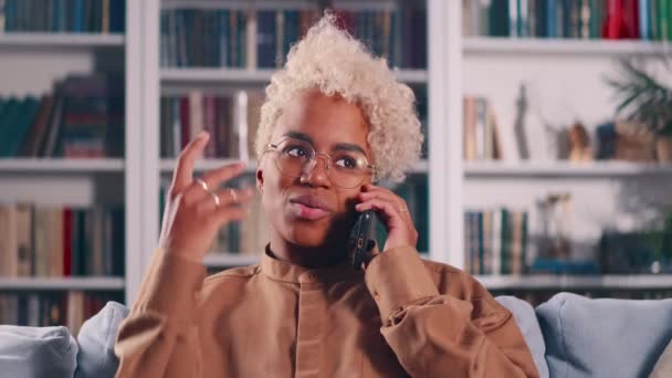 Afroamerikansk kvinna som har personliga samtal på telefon njuta av trevlig prata — Stockvideo