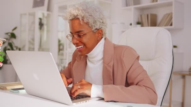 Emocionada mujer de negocios afroamericana se siente eufórica victoria consiguió nuevo gran contrato — Vídeos de Stock