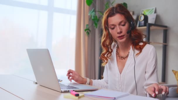 Mulher focada distância professor online tutor desgaste fone de ouvido conferência no laptop — Vídeo de Stock