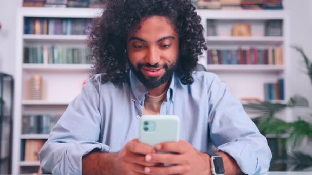 英俊的阿拉伯年轻胡子商人用智能手机的肖像 — 图库视频影像