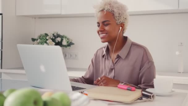 Estudante afro-americana feliz acenando Olá na webcam laptop — Vídeo de Stock
