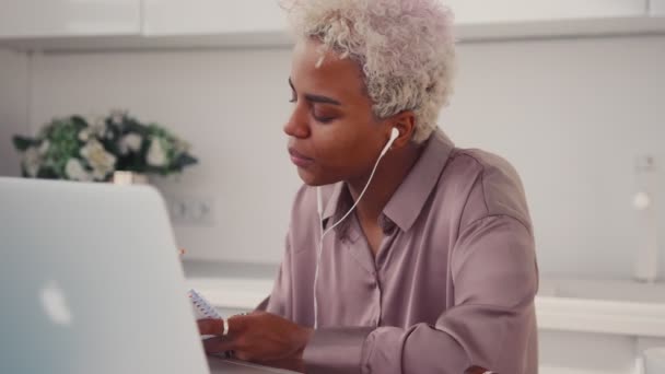 Estudiante universitaria latina aprender clase webinar en línea mirando el ordenador portátil — Vídeo de stock