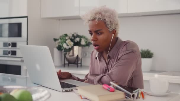Раздраженная афроамериканка беспокоится о проблемах с ноутбуком, у нее плохие новости — стоковое видео