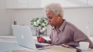 İnternetten not yazan Afrikalı Amerikalı kadın.