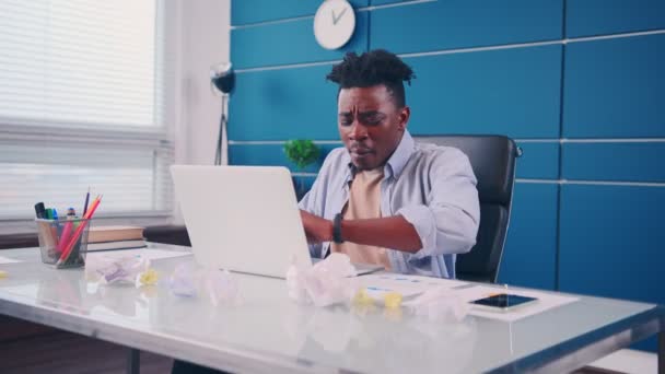 Un Afro-Américain surmené vérifie le temps passé à s'endormir au bureau — Video