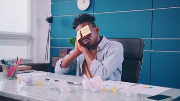 Humour paresseux employé de bureau sieste sur le lieu de travail couvrant les yeux avec des notes collantes — Video