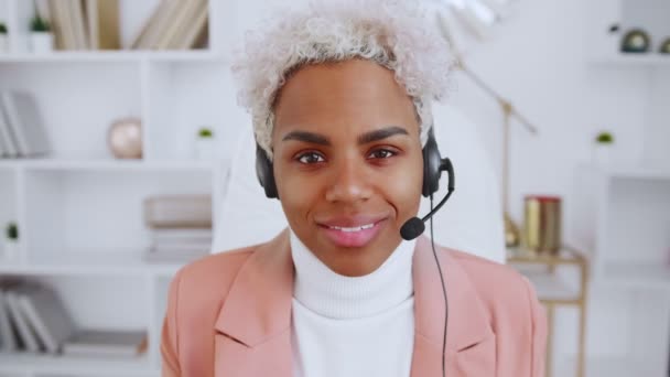 Képernyőkép portré afrikai nő headset beszélni video hívás az irodában — Stock videók