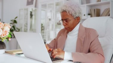 Laptop kullanan, zor işler yapan Afrikalı Amerikalı iş kadını