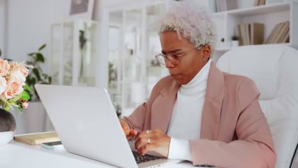Dühös afro-amerikai üzletasszony használja laptop, csinál nehéz feladat — Stock videók
