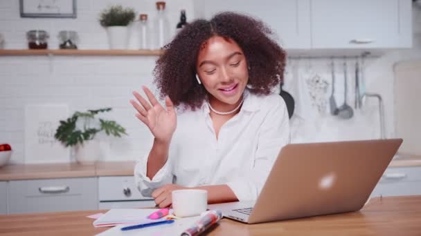 Ung afroamerikansk kvinna vinka och hälsa någon under videosamtal. — Stockvideo