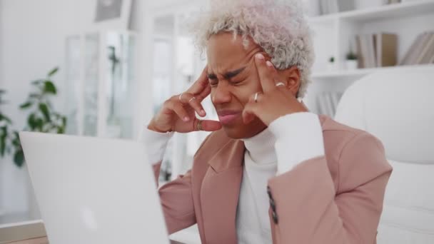 Agotada joven afroamericana mujer frota templos sentarse por portátil sentir dolor de cabeza — Vídeos de Stock