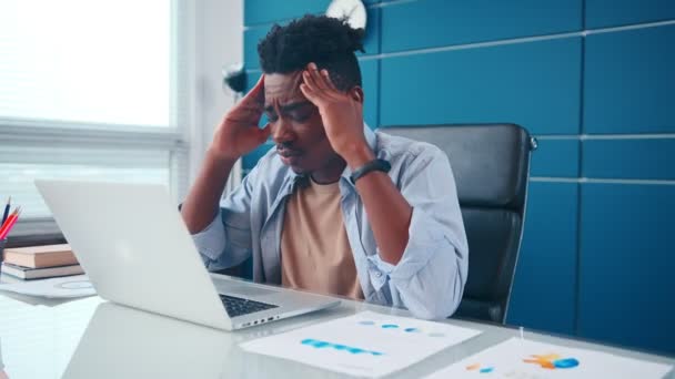 Hombre afroamericano desorientado estresado por problemas de negocios en el cargo — Vídeos de Stock