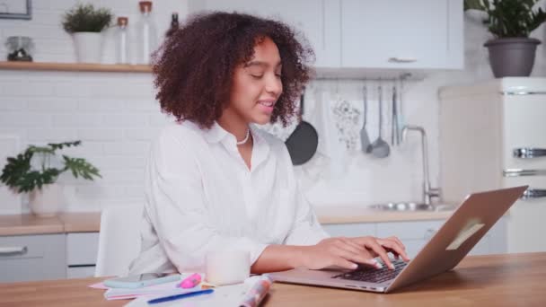 Succesvolle jonge Afro-Amerikaanse vrouw typen tekst op laptop. — Stockvideo