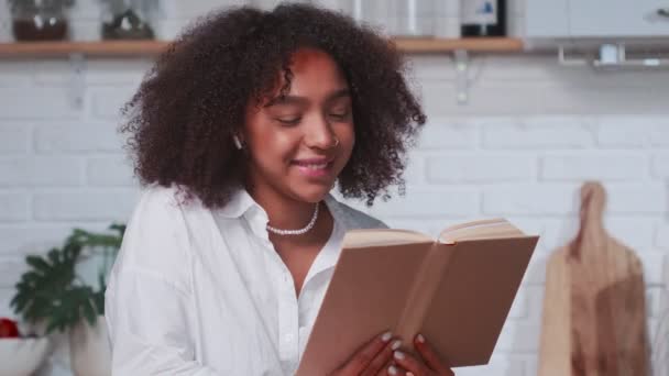 Contentata giovane donna etnica ispanica leggere libro ridere. — Video Stock