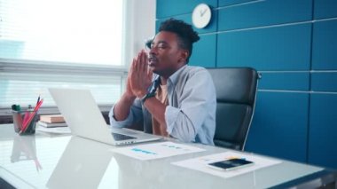 Afro-Amerikalı bir adam dua ederken avuçlarını katlayarak meditasyon yapıyor..
