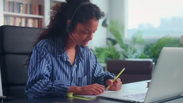 Jeune femme indienne avec casque assis à la maison obtenir l'éducation en ligne. — Video