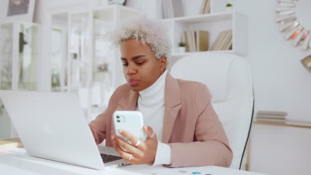 Bluetooth ile bilgisayarla verileri senkronize etmek için mobil uygulama kullanan etnik kadın. — Stok video