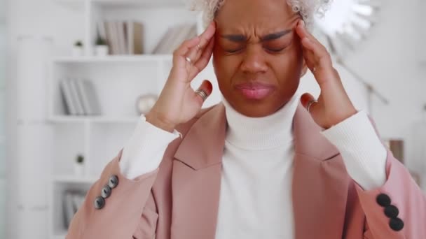 Fiatal afro-amerikai üzletasszony szenved fejfájás. — Stock videók
