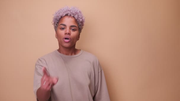 Atrakcyjna Afroamerykanka przykłada palec do ust, prosi o ciszę. — Wideo stockowe