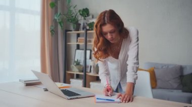 Kafkas öğrenci kadın dizüstü bilgisayardan not alıyor..