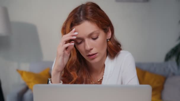 Mujer reflexiva hacer difícil la decisión perdida en el pensamiento que refleja con el ordenador portátil — Vídeos de Stock