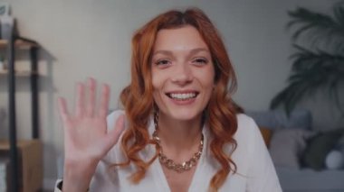 Çekici beyaz kadın selamlaşırken el sallıyor ve konuşmaya daldı..