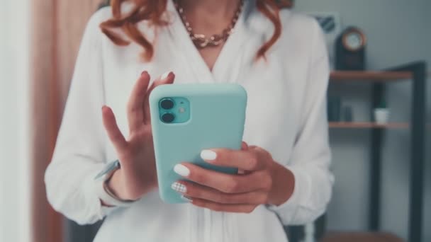 Zbliżenie w górę z kaukaski kobieta trzymać komórka wpisując wiadomość za pomocą internet — Wideo stockowe
