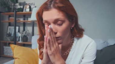 Üzgün, genç, kızıl saçlı, gergin, sorunlu bir kadın..