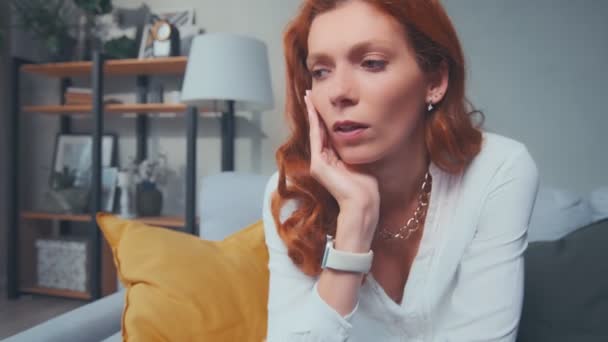 Närbild deprimerad kvinna tänker på psykologiska problem tittar bort ensam — Stockvideo
