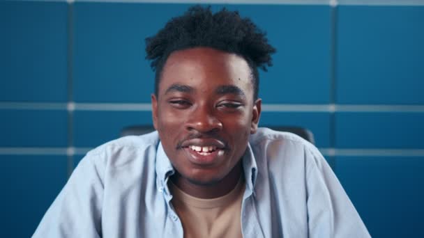 Webcam widok szczęśliwy Afroamerykanin człowiek mówi w kamera z domu biuro. — Wideo stockowe