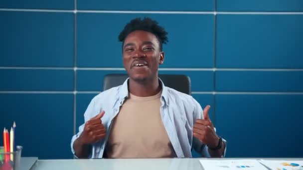 얼굴을 만족시키는 아프리카 계 미국인 남자 사무실에서 양손을 들고. — 비디오