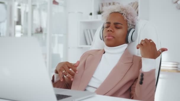ผู้หญิงแอฟริกันอเมริกันในหูฟังฟังเพลงจินตนาการเล่นกีตาร์ . — วีดีโอสต็อก